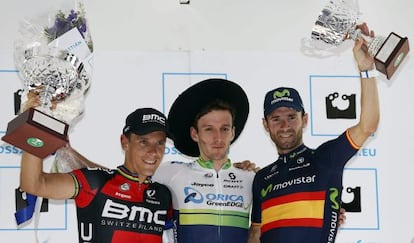 Yates, ganador en San Sebastián en el centro con Gilbert y Valverde.