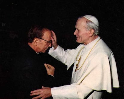 El sacerdote Marcial Maciel recibe la bendición del papa Juan Pablo II.