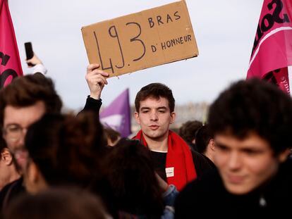 Manifestantes en la Plaza de la Concordia cerca de la Asamblea Nacional de París protestan contra la reforma de las pensiones este viernes.