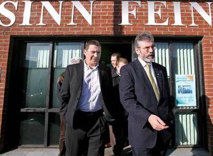 Arnaldo Otegi y Gerry Adams salen de la sede del Sinn Fein en Belfast en febrero de 2007.