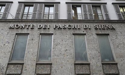 Fachada de la sede milanesa del Monte dei Paschi di Siena.