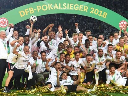 Los jugadores del Eintracht celebran con la copa.