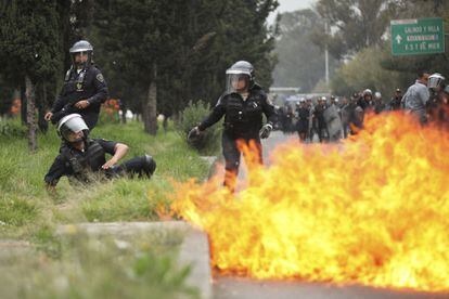 Manifestantes encapuchados arrojan explosivos en las inmediaciones del aeropuerto internacional de la Ciudad de México.