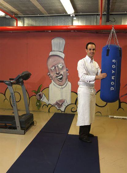El cocinero Iñigo Lavado, en el gimnasio que ha instalado en el sótano de su restaurante en Irún.