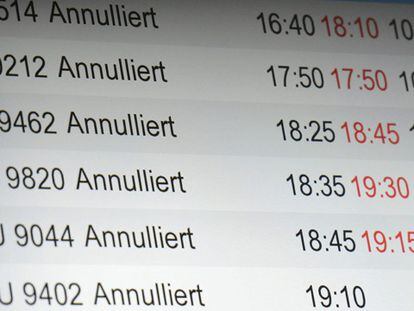 Panel de vuelos cancelados por Germanwings en Düsseldorf.
