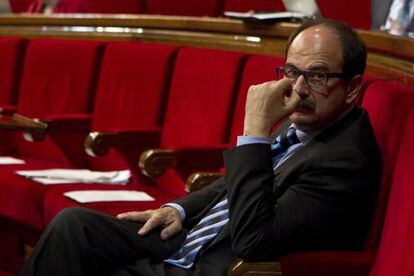 Xavier Crespo en su escaño en el Parlament.