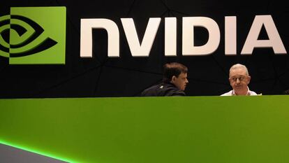 Dos personas en el stand de Nvidia en una anterior edición del MWC de Barcelona.