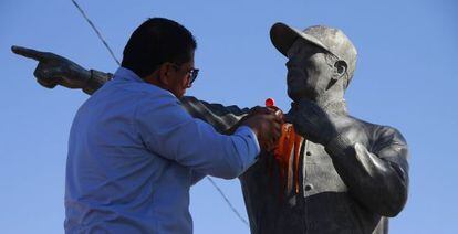 Un empleado limpia con salsa una estatua en Ju&aacute;rez.