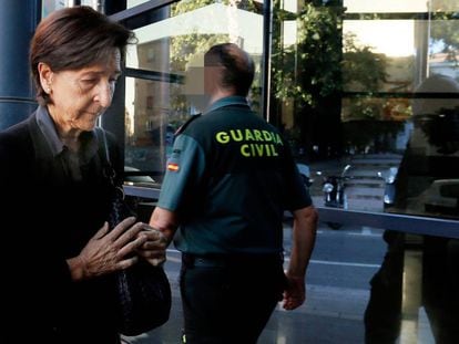 La hermana de Carmen Martínez, Antonia Martinez, a su llegada este jueves a los juzgados de Alicante en la cuarta sesión del juicio.