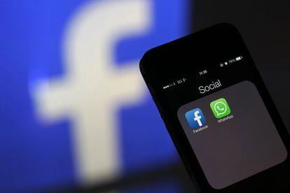 Los iconos de Facebook y WhatsApp en un &#039;smartphone&#039;.