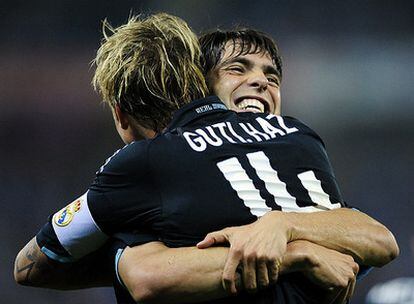 Guti y Kaká se abrazan tras el gol marcado por el español y asistido por el brasileño.