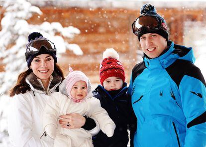 Posado familiar de los duques con sus hijos durante las vacaciones de invierno 2016 en los Alpes franceses.