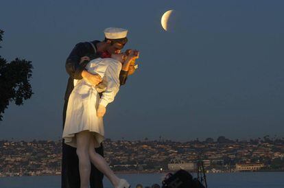 La famosa estatua del beso de San Diego (California) junto a la superluna.