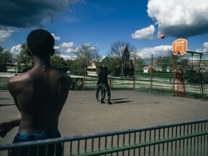 Unos jóvenes juegan al baloncesto, el sábado en Châteaudun.
