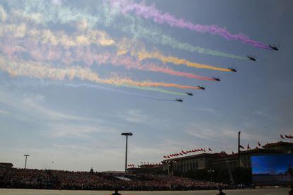 Aviones militares en formación vuelan el cielo de Pekín durante el desfile militar que marca el 70 aniversario de la "Victoria de Resistencia del Pueblo Chino contra la Agresión Japonesa".