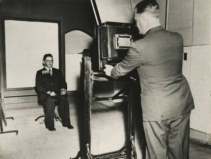 Weegee fotografiado en la comisaría de Station House, Nueva York, c.1936