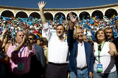 El líder del PP, Mariano Rajoy, junto a Javier Arenas, saluda a los miles de simpatizantes congregados en la plaza de toros de Antequera.