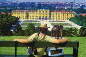 Dos turistas contemplando el castillo de Schonbrunn y sus jardines, en Viena.