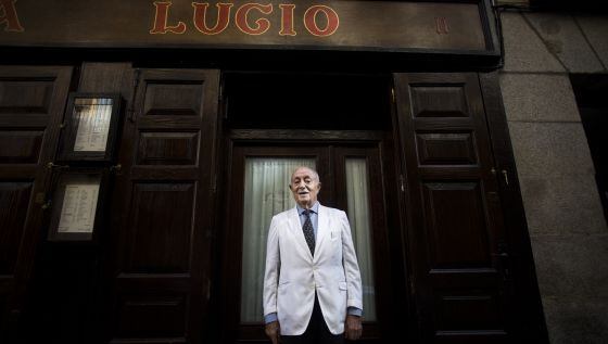 Lucio Blázquez, dueño y fundador de Casa Lucio, ante la fachada de su establecimiento, en 2014.