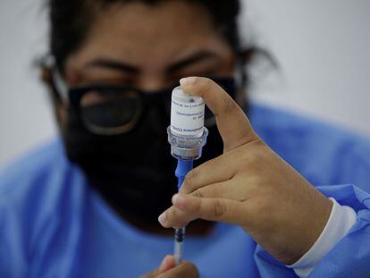 Una enfermera prepara una dosis de la vacuna AstraZeneca contra la covid-19 en Ciudad de Panamá.