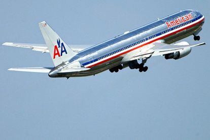Un avión de American Airlines sale del aeropuerto de Fráncfort.