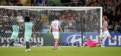 Quaresma remacha el gol de Portugal.