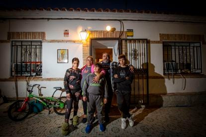 Ángela García, con su familia, en la puerta de su casa de El Casar de Escalona, el viernes pasado.