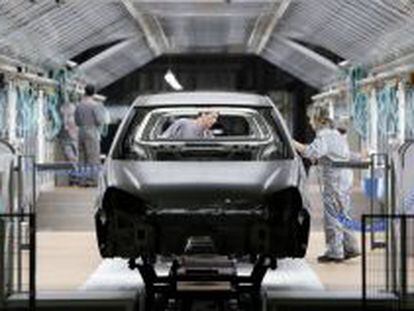 Trabajadores de la planta de Volkswagen en Pamplona, que fabrica el modelo Polo