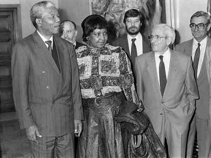 En 1991, Marcelino Camacho con Nelson Mandela y su mujer.