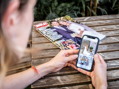 Una joven consulta en un móvil la revista 'Hola'.