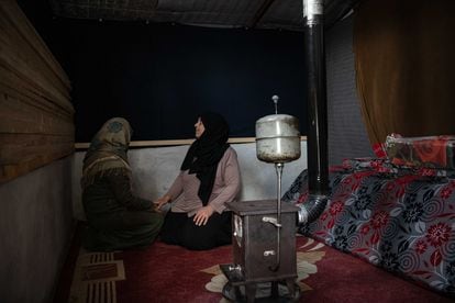 Neila Zubur, de 14 años, posa con su suegra Wafaa Al Qadi, de 57 años, en su nueva tienda tras contraer matrimonio.