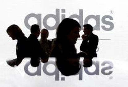 Accionistas de Adidas en una junta de accionistas.