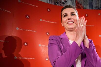 La primera ministra danesa, Mette Frederiksen, aplaudía a sus simpatizantes, este miércoles por la noche en Copenhague.