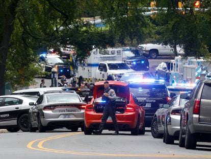 Parte del despliegue que varias fuerzas de seguridad llevaron a cabo este lunes en la sede de la Universidad de Carolina del Norte.