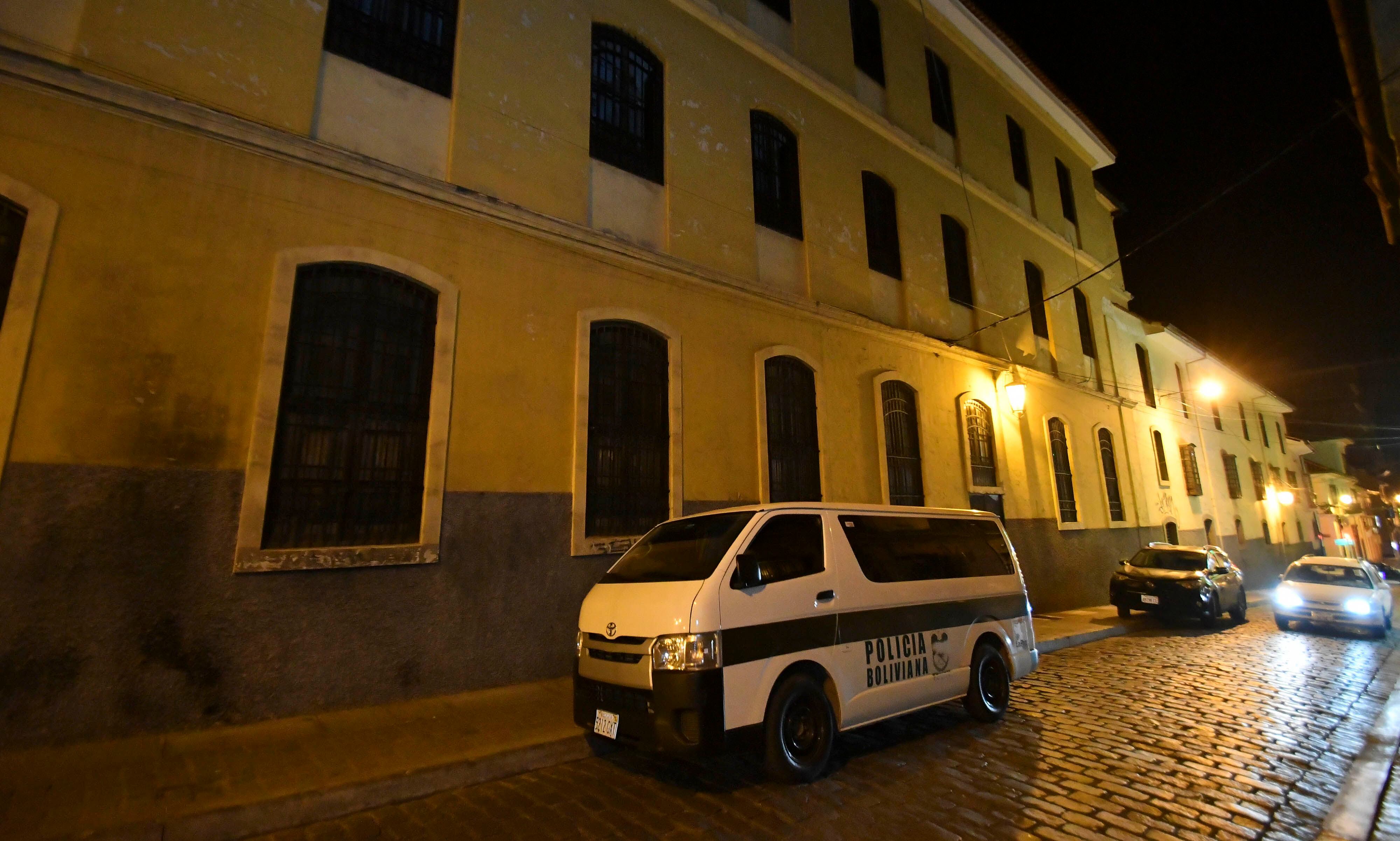 Sede de las oficinas de la Compañía de Jesús en La Paz (Bolivia), durante el registro de la policía ordenado por la Fiscalía, a raíz de las denuncias contra jesuitas por abuso de menores.