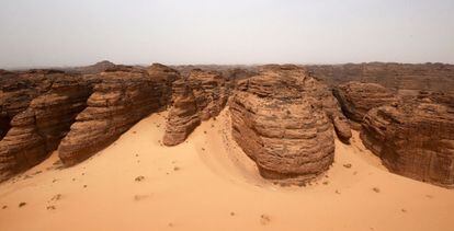 Vista general de las montañas de piedra arenisca en el desierto de al-Ula (Arabia Saudí).