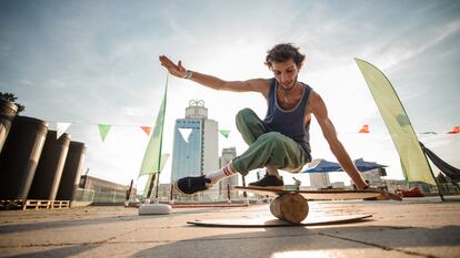 Ideal como ejercicio complementario para actividades como el surf, skate o snowboard .GETTY IMAGES.