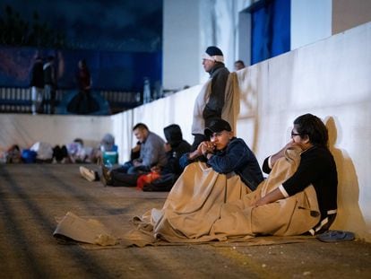 Decenas de solicitantes de refugio, en su mayoría nicaragüenses, duermen en la calle para obtener un número y ser atendidos en la Unidad de Refugios de San José (Costa Rica), el 2 de febrero.