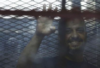 Mohamed El-Beltagy, uno de los miembros de los Hermanos Musulmanes condenados a muerte, en una corte del El Cairo, el 7 de agosto de 2014.