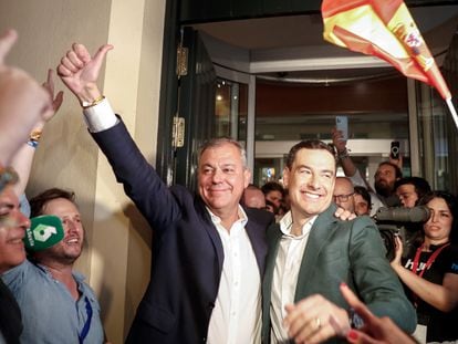 El presidente de la Junta de Andalucía, Juan Ramón Moreno Bonilla, y el candidato del PP a la alcaldía de Sevilla, José Luis Sanz, celebran la victoria de su formación en las elecciones municipales.