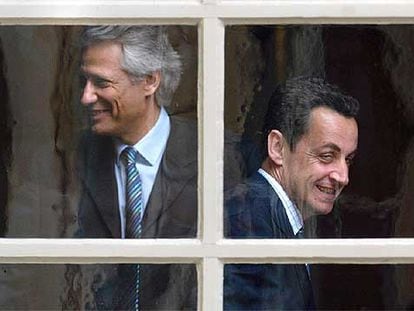 El primer ministro, Dominique de Villepin, y el titular de Interior, Nicolas Sarkozy, tras una reunión celebrada en junio de 2005.