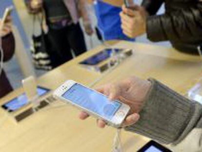 Un comprador observa un nuevo iPhone 5S en una tienda Apple de Nueva York, EE.UU.