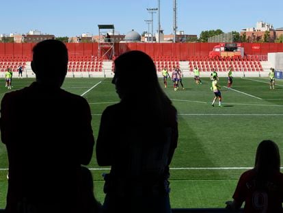 El público del estadio del Atlético, mientras esperaba hace dos semanas el inicio del partido contra la Real, finalmente suspendido por la huelga de colegiadas.