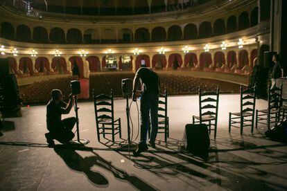 Preparativos previos a un espectáculo en el Gran Teatro Falla de Cádiz.