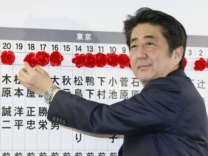 El primer ministro japonés, Shinzo Abe, este domingo, durante la jornada electoral.