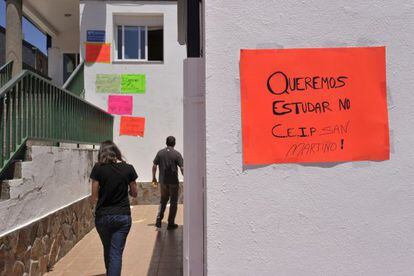 Carteles contra el cierre del centro de Vilari&ntilde;o de Conso