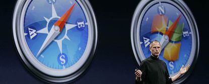 Steve Jobs presenta la nueva versión de Safari para Windows, este lunes en san Francisco.