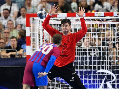 Aleix Gómez supera a Niklas Landin en un penalti durante la semifinal de la Final Four de la Champions.