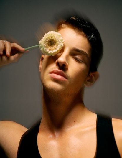Ríos, que lleva anillos Givenchy y joyería Cartier, esconde su cara tras un flor.