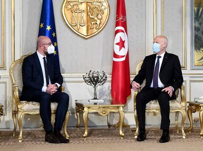 El presidente del Consejo Europeo, Charles Michel (izquierda), y el presidente de Túnez, Kais Saied, reunidos este lunes en la capital tunecina.